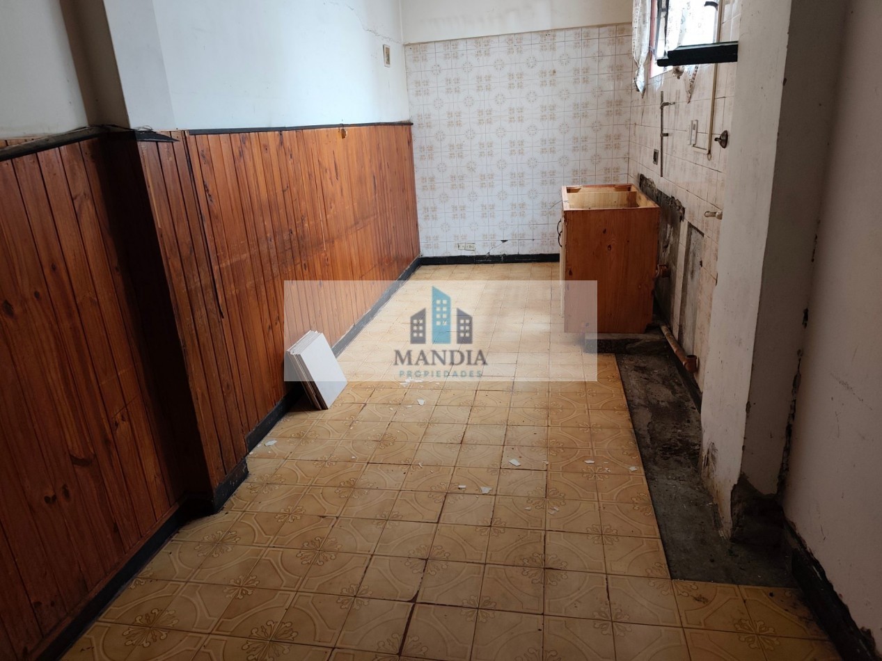 Venta 4 ambientes a reciclar con Terraza Propia