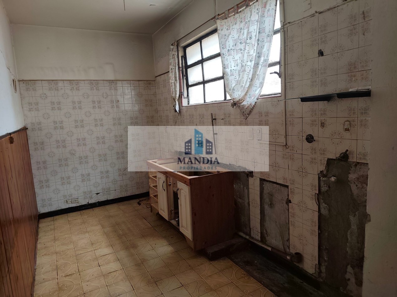 Venta 4 ambientes a reciclar con Terraza Propia