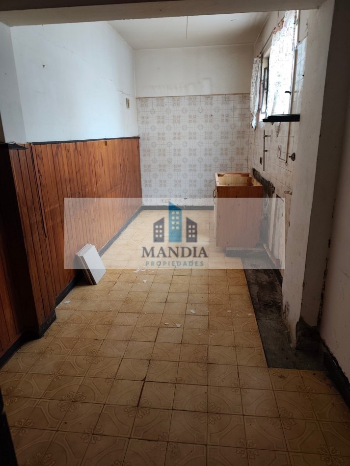 Venta 4 ambientes a reciclar con Terraza Propia