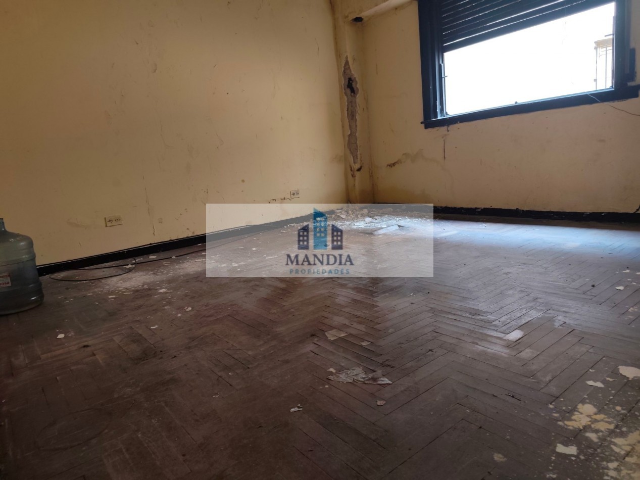 Venta 4 ambientes a reciclar con Terraza Propia