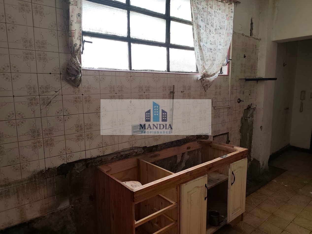Venta 4 ambientes a reciclar con Terraza Propia