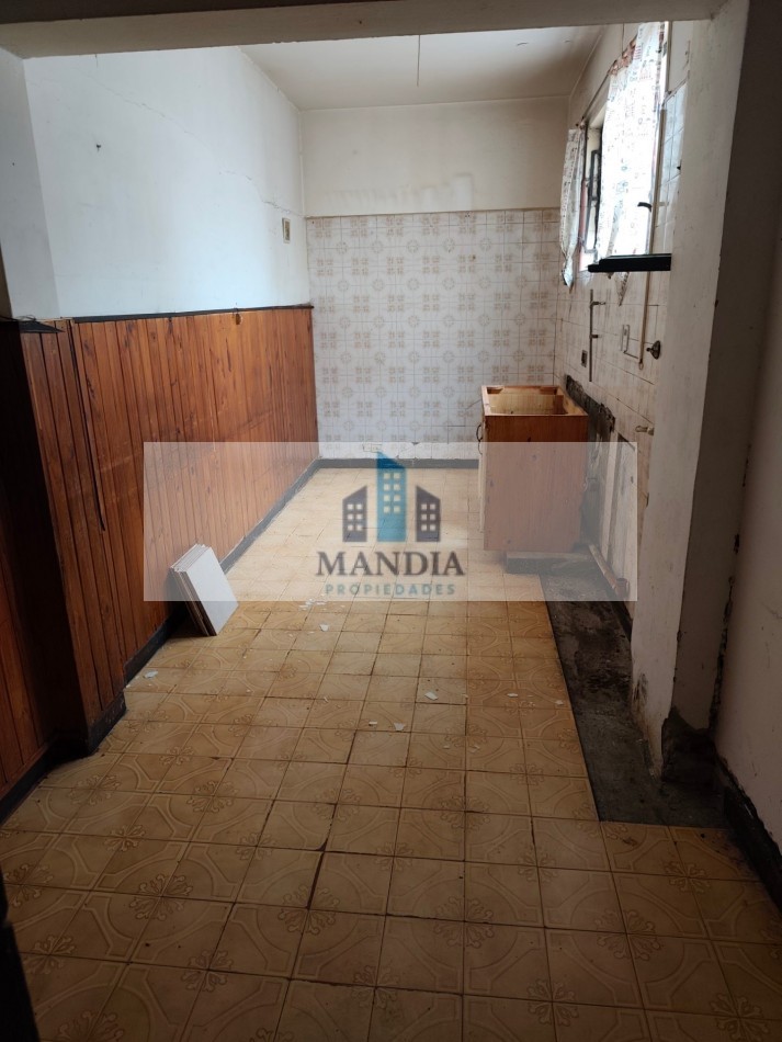 Venta 4 ambientes a reciclar con Terraza Propia