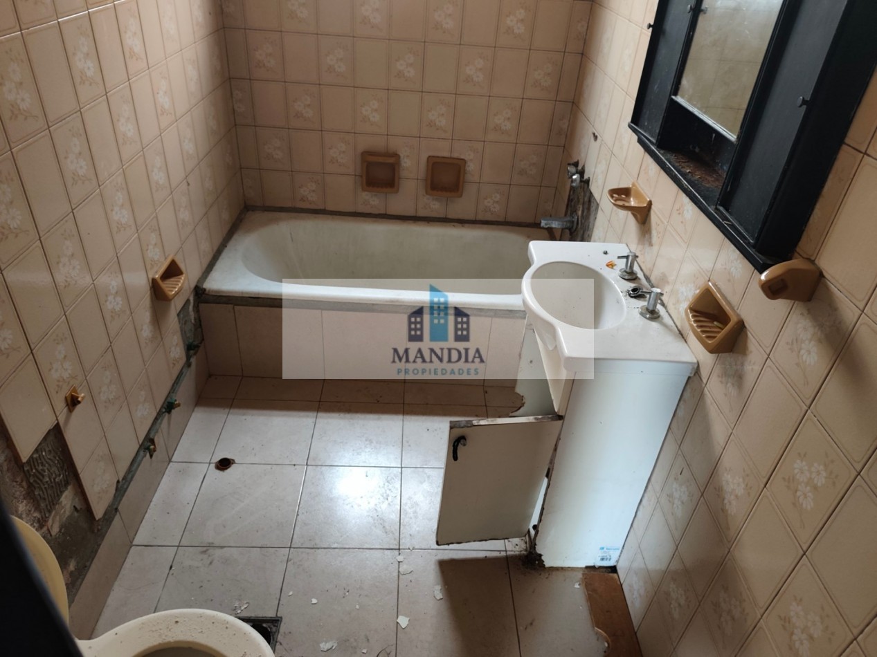 Venta 4 ambientes a reciclar con Terraza Propia
