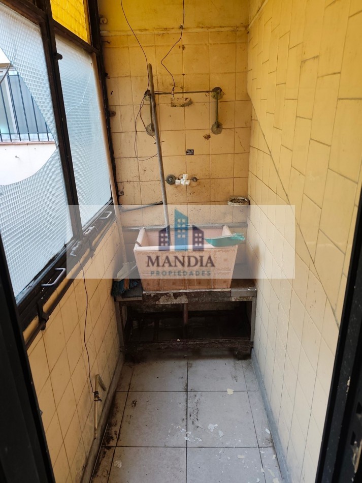Venta 4 ambientes a reciclar con Terraza Propia