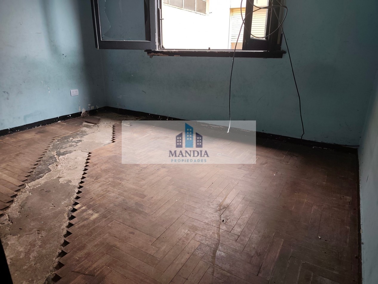Venta 4 ambientes a reciclar con Terraza Propia