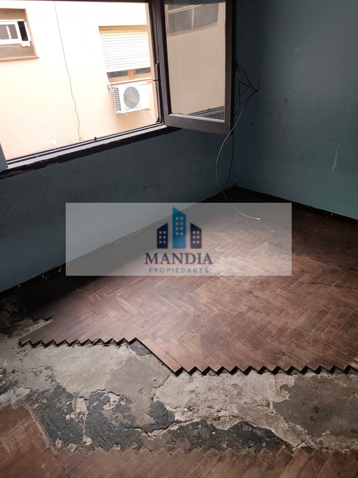 Venta 4 ambientes a reciclar con Terraza Propia