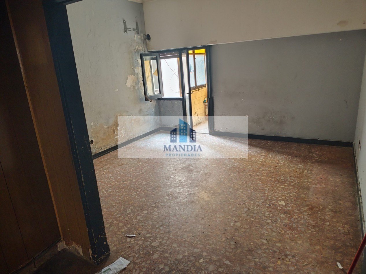 Venta 4 ambientes a reciclar con Terraza Propia