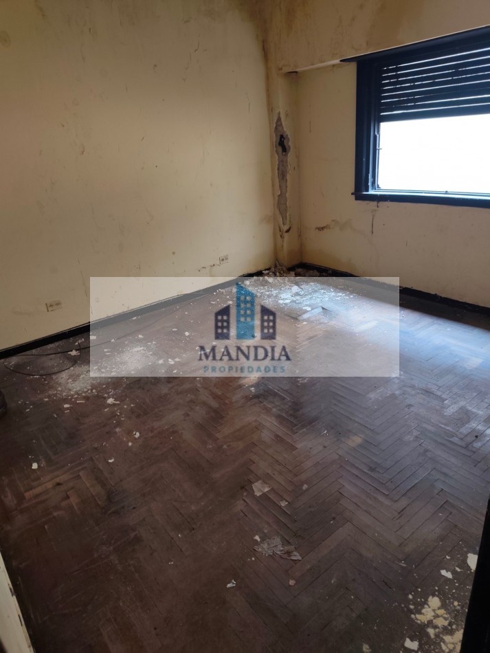 Venta 4 ambientes a reciclar con Terraza Propia