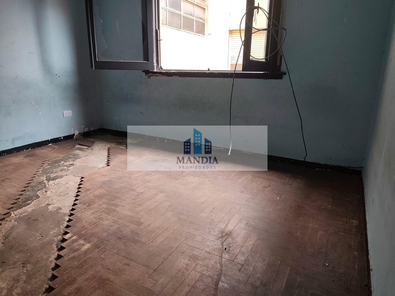 Venta 4 ambientes a reciclar con Terraza Propia